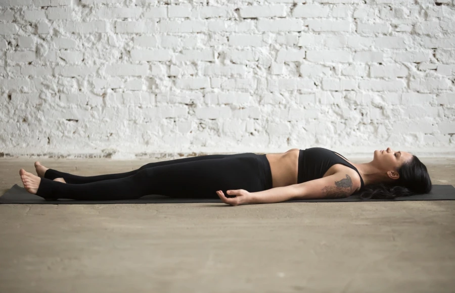 Faire la pose de Shavasana pour faire baisser sa tension artérielle 