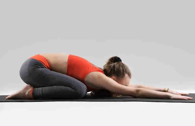 Jeune femme dans une posture Balasana 