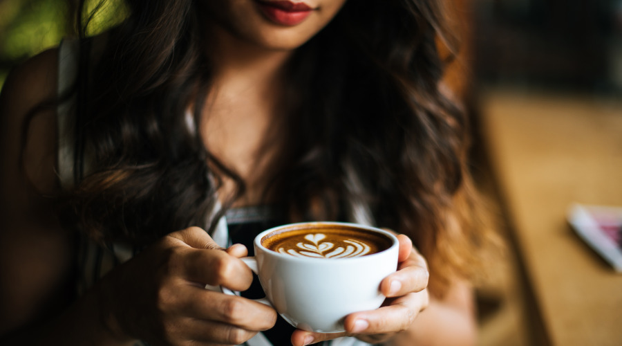 Belle femme tenant une tasse de café