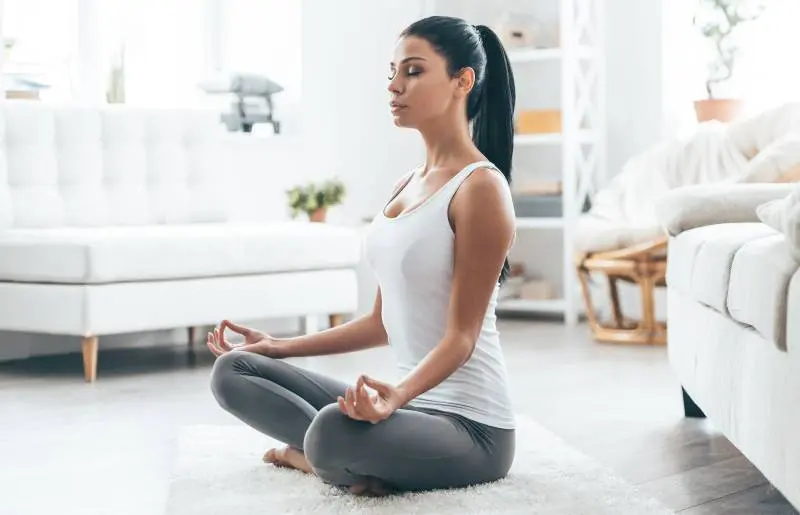 Femme en train de faire une séance de méditation