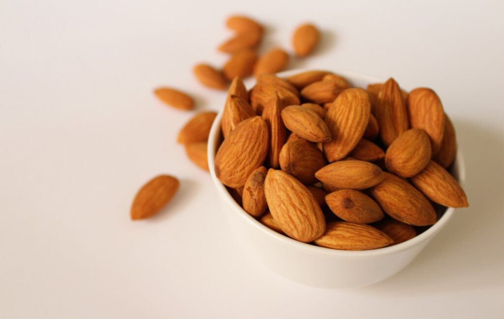 Bol d'amandes posé sur une table 