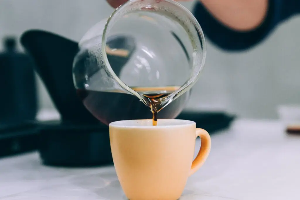 Café servi dans une tasse