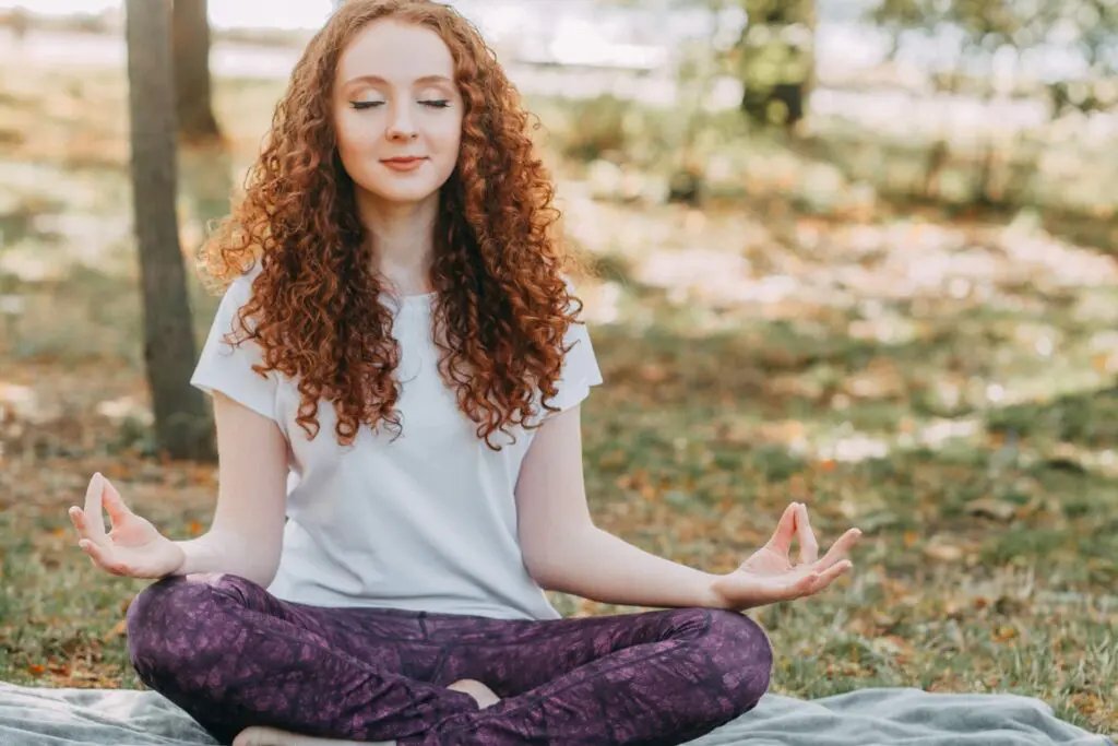 Belle femme assise en train de faire de la méditation