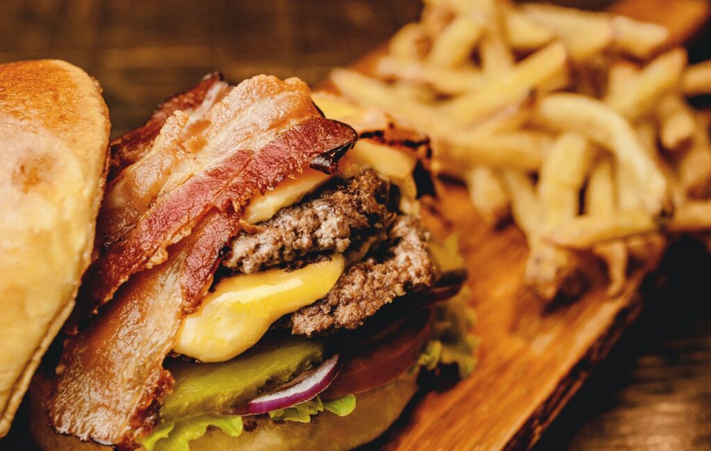 Frites, hamburger, aliments gras dont il faut modérer la consommation