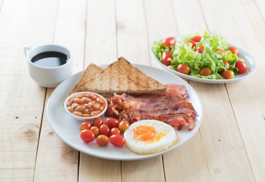 Prendre un bon petit déjeuner, l'un des remèdes contre les nausées