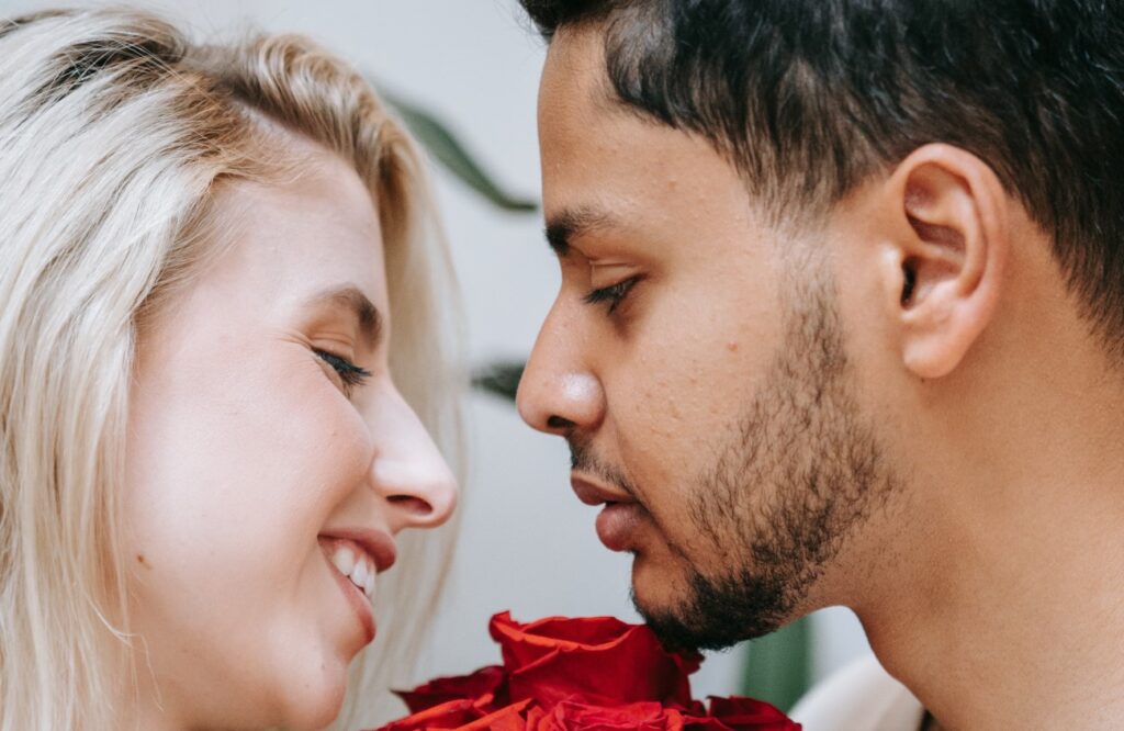 Un couple partageant un moment romantique 

Photo de Anna Pou provenant de Pexels