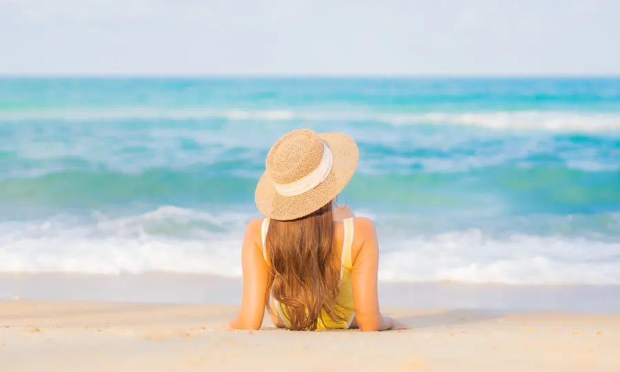 Belle femme s'exposant au soleil, synthétisant de la vitamine D