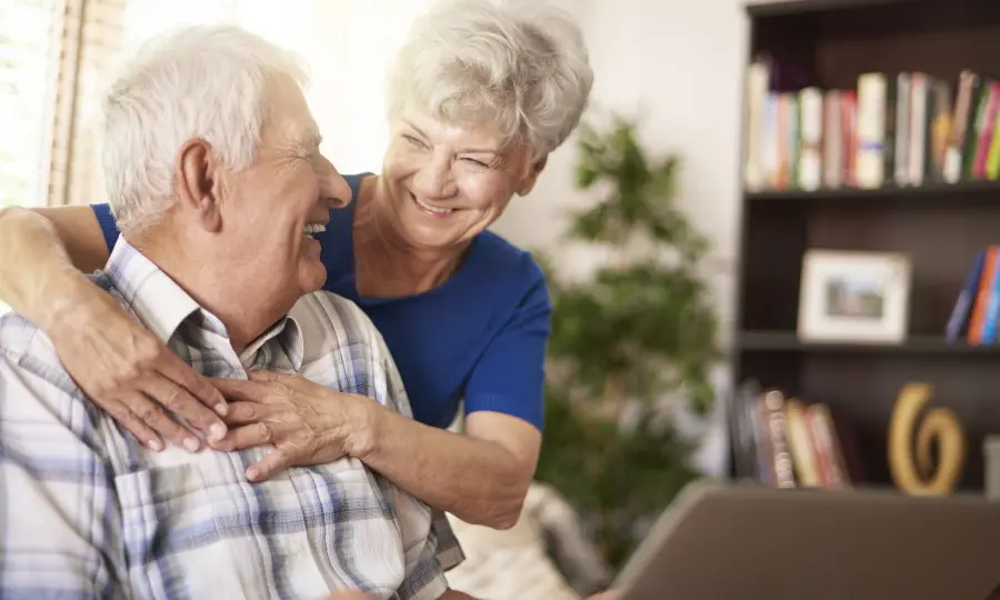 Couple de personnes âgées