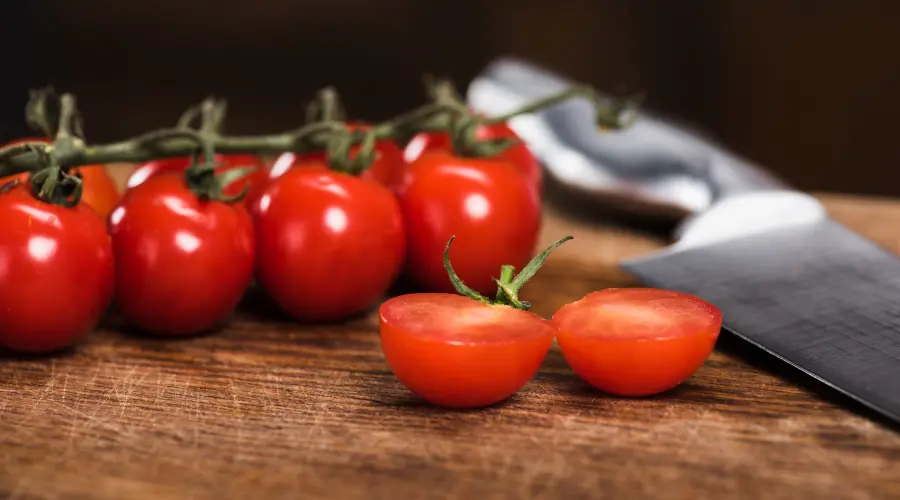 Tomates posées sur une table