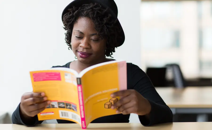 Femme assise en train de lire 