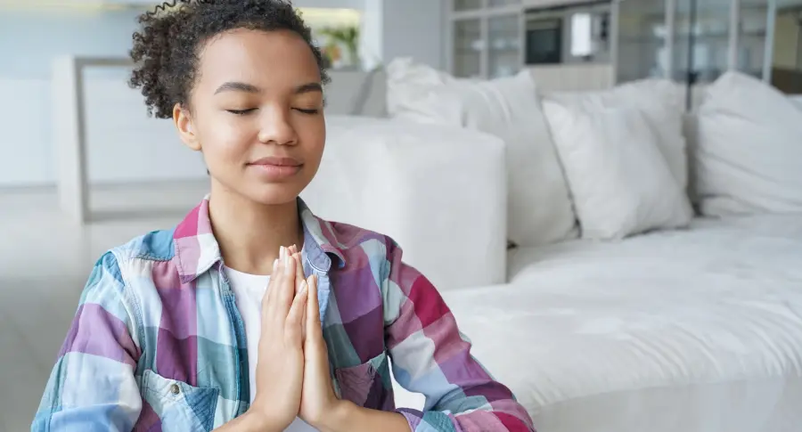 Jeune femme effectuant la méditation