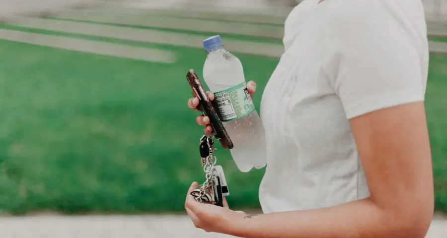 Garder toujours une bouteille d'eau sur soi : conseil d'une bonne hydratation