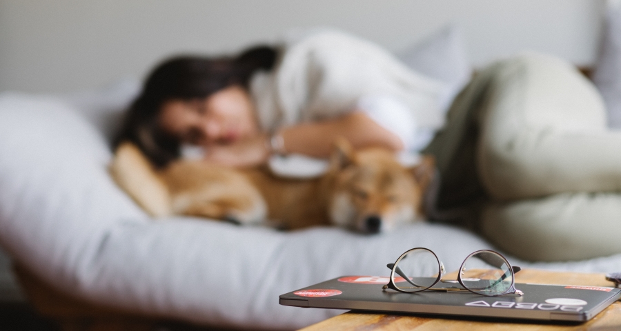 Jeune femme faisant la sieste