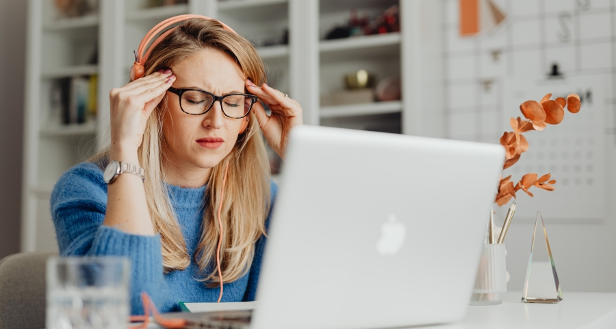 Femme stressée se trouvant devant son ordi