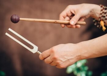 Personne tenant un diapason entre ses mains