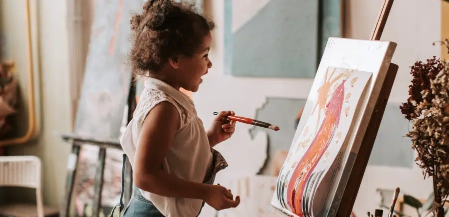 Enfant faisant un dessin sur un tableau