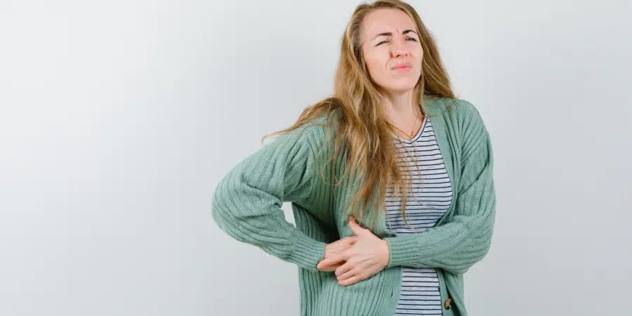 Jeune femme ayant mal au ventre