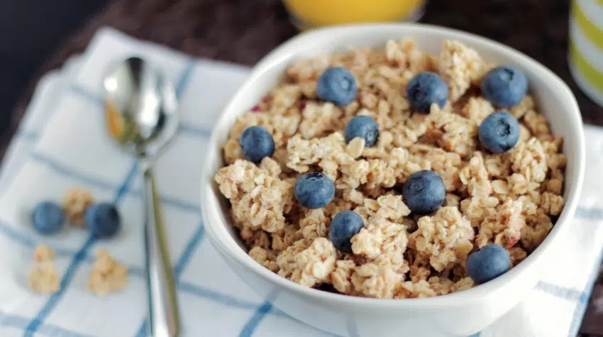 Mélanger des flocons d'avoine à des fruits frais pour en faire des collations nutritives et faibles en calories
