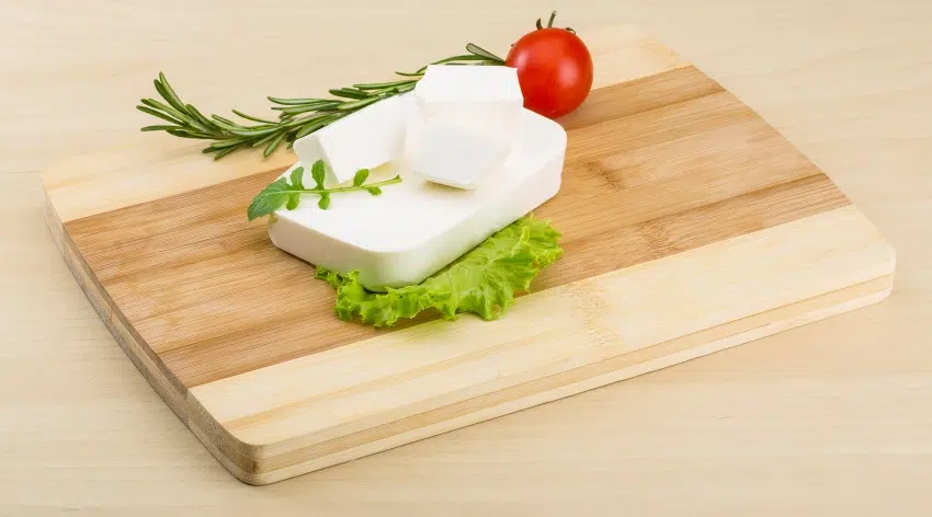 Du fromage blanc étalé sur une planche