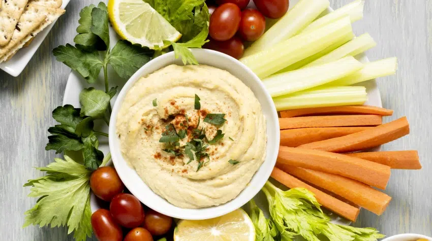 Opter pour un houmous et des légumes crus en collation