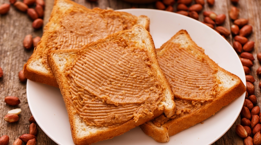 Etaler du beurre d'amande sur du pain grillé