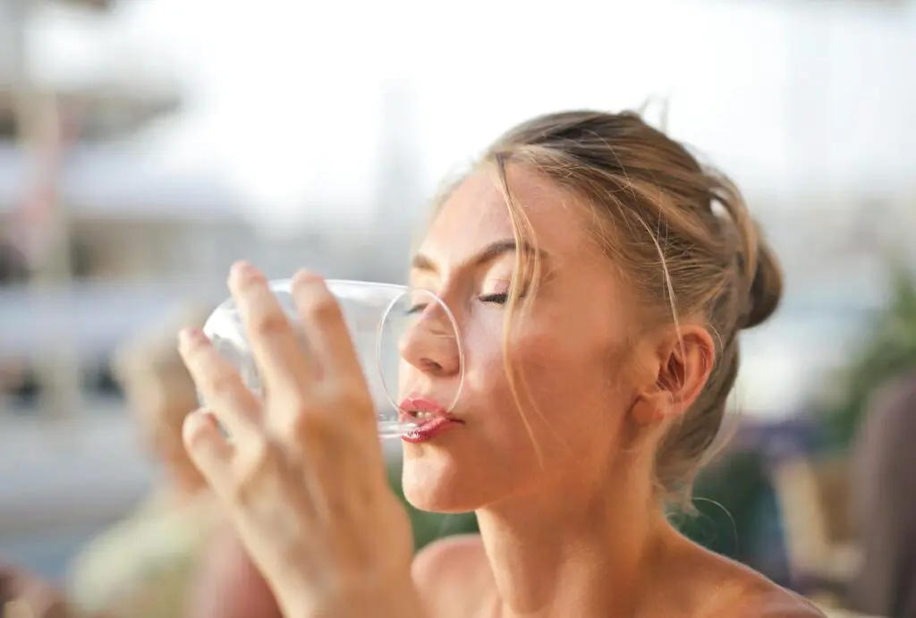 Belle femme en train de boire de l'eau