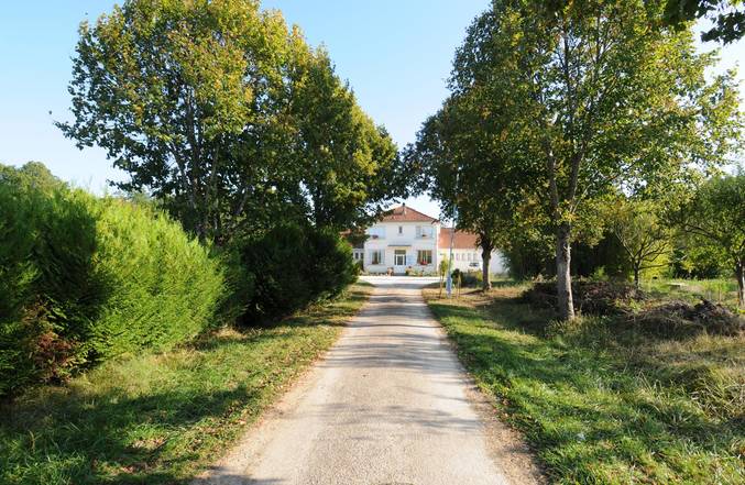 Le centre Dhamma Mahi En France Vipassana : Lieu de stage pour la pratique de la méditation Vipassana