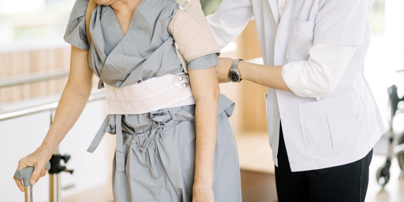 kinésithérapeute travaillant avec un patient