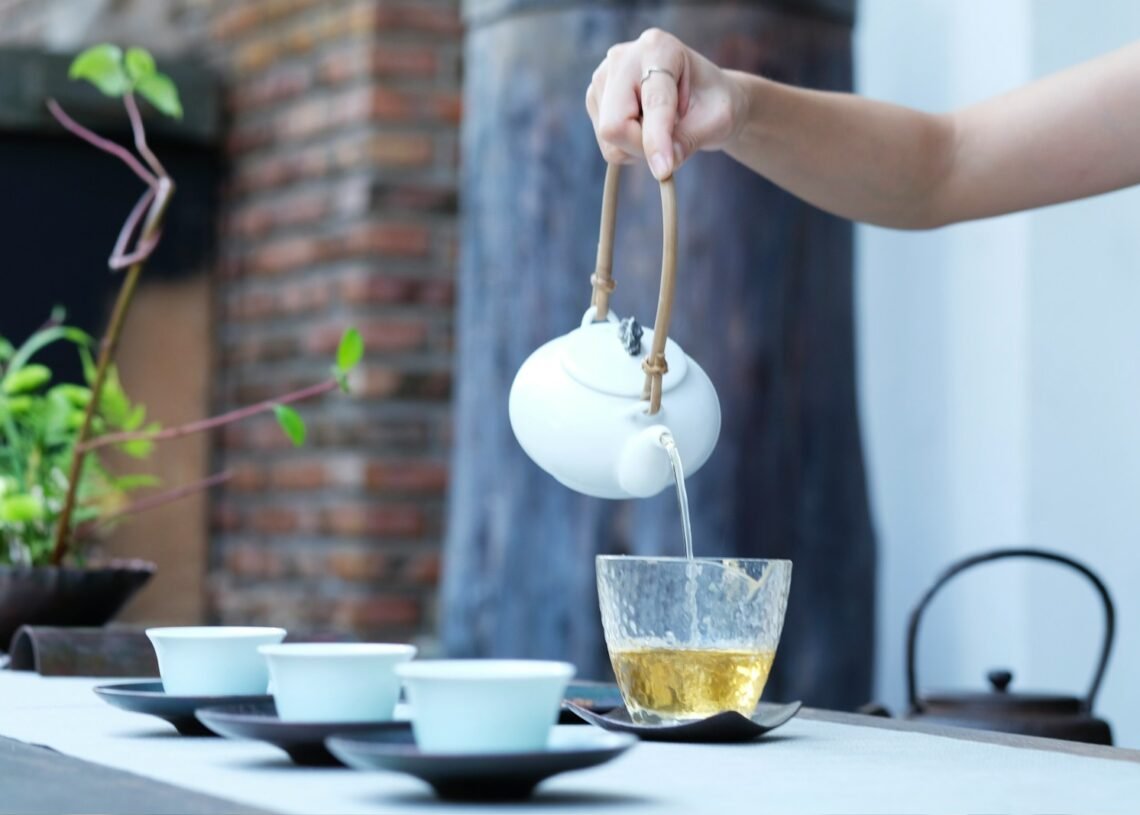 Personne servant du thé - boire du thé à la menthe