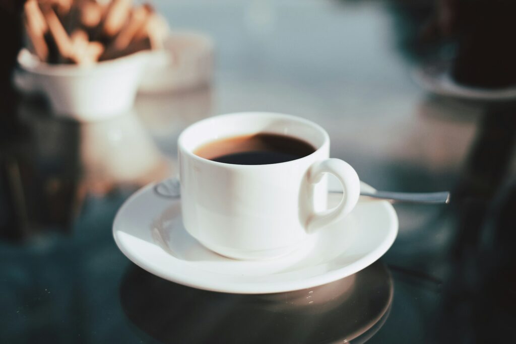 Une tasse de café posée sur une table - boire du café - les avantages