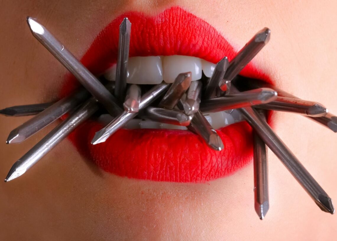 Soulager efficacement vos maux de dents avec les huiles essentielles. 1 Woman Biting Gray Nails in Her Mouth