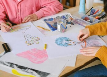 Crop painters drawing on papers Guérir par le dessin et la peinture