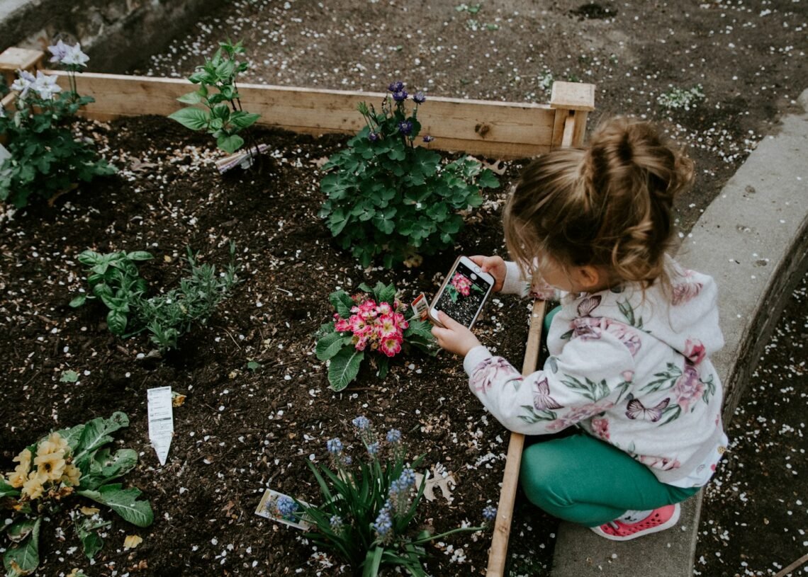 Arroser votre jardin avec les oyas : une approche éco-responsable et efficace 1 girl sitting using smartphone