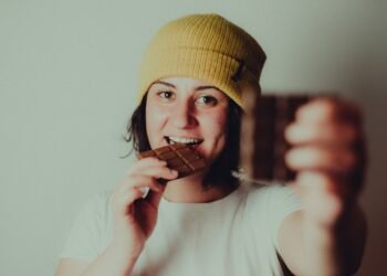 woman in white crew neck t-shirt wearing yellow knit cap Manger des aliments sains pour entretenir son cerveau