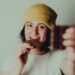 Entretenir son cerveau : 5 bonnes habitudes à inclure dans son quotidien 9 woman in white crew neck t-shirt wearing yellow knit cap Manger des aliments sains pour entretenir son cerveau