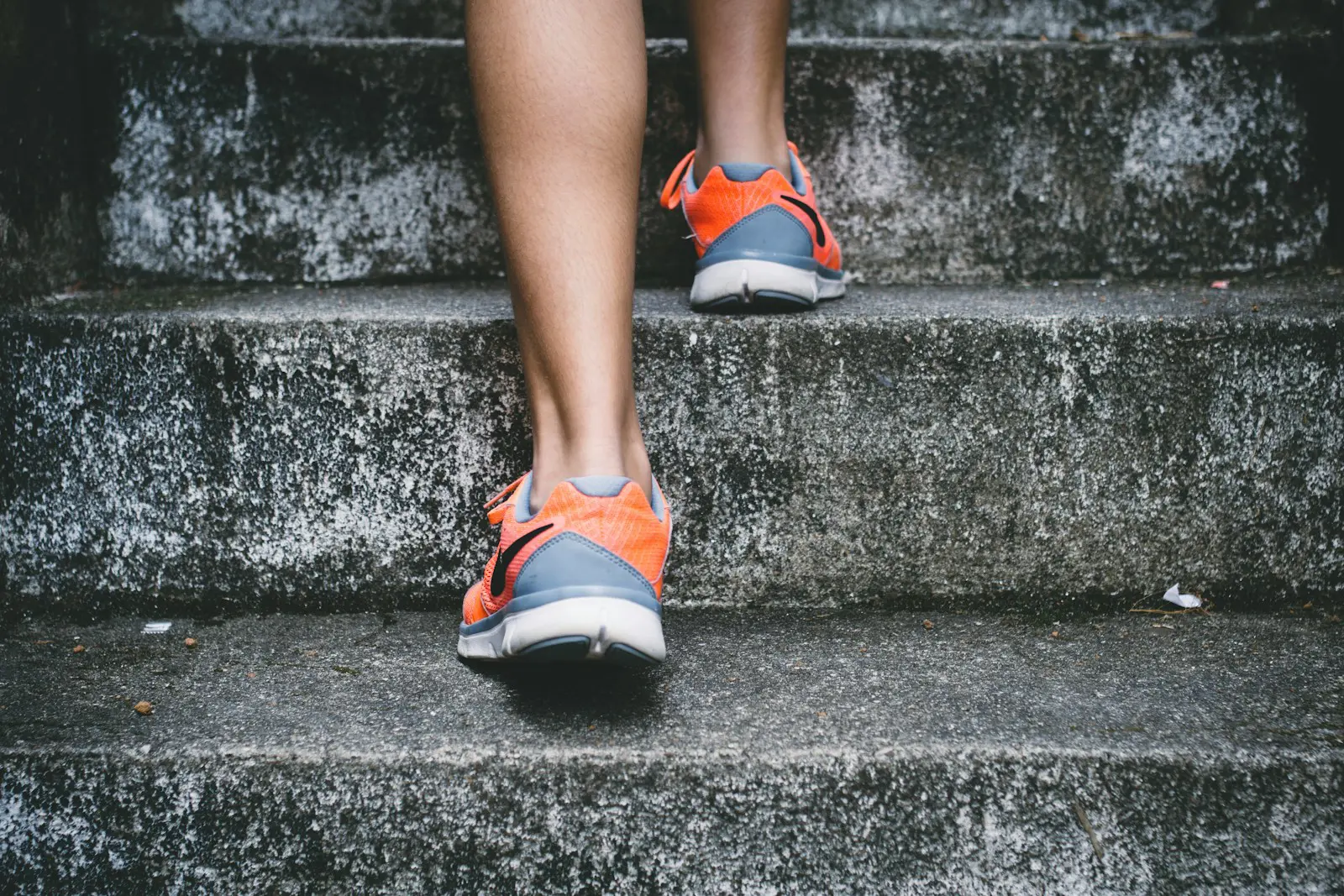 person wearing orange and gray Nike shoes walking on gray concrete stairs


Conseils pour se mettre à la marche méditative