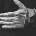 Comment soulager l’arthrite naturellement ? 9 close-up photo of person wearing wedding ring