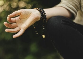 person doing meditation outdoors Pourquoi faut-il s'adonner à la méditation Heartfulness