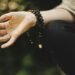 person doing meditation outdoors Pourquoi faut-il s'adonner à la méditation Heartfulness