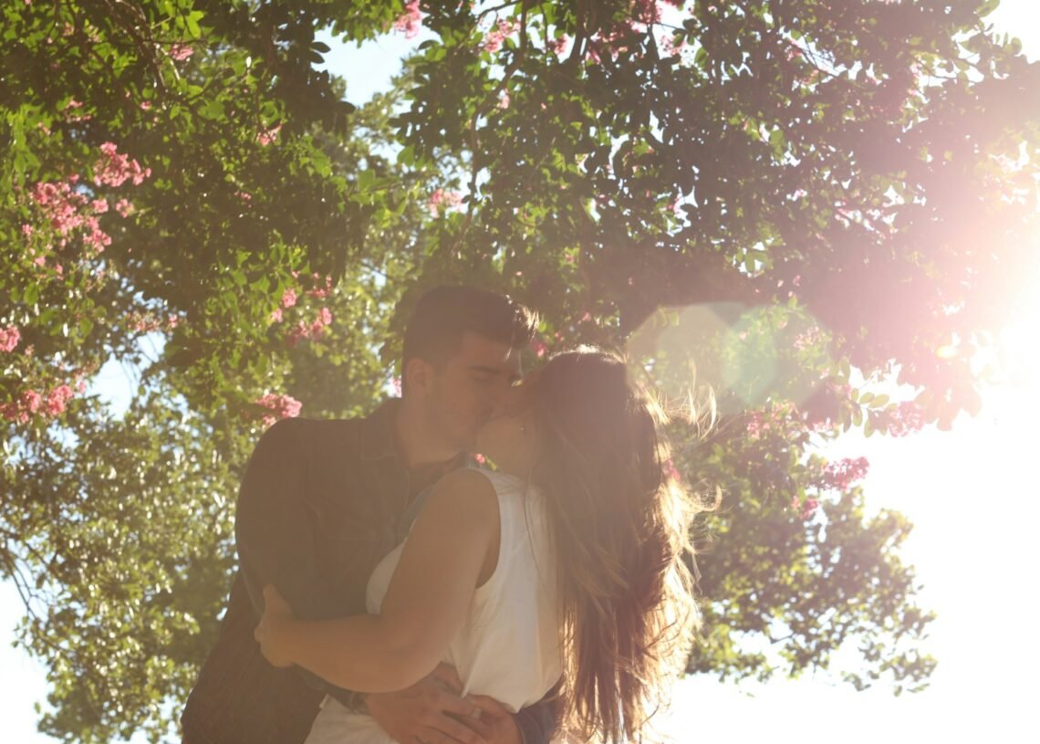 La fidélité en amour est possible : défis et stratégies pour y parvenir 1 man kissing woman under green tree during daytime