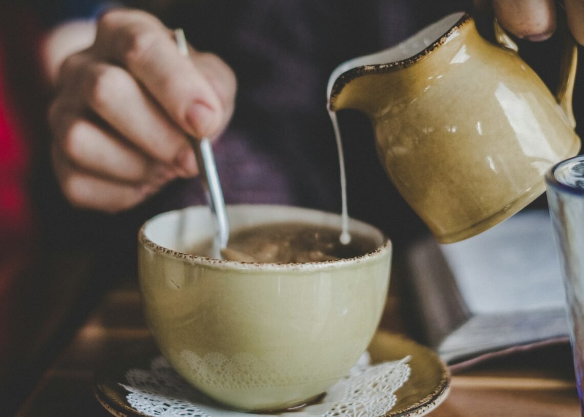Aliments à ne jamais mélanger entre eux : Les combinaisons dangereuses pour votre santé 1 brown ceramic mug
