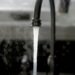 Comment filtrer les PFAS du l'eau du robinet dans la cuisine : Techniques et Solutions Efficaces 8 a faucet running water from a kitchen sink