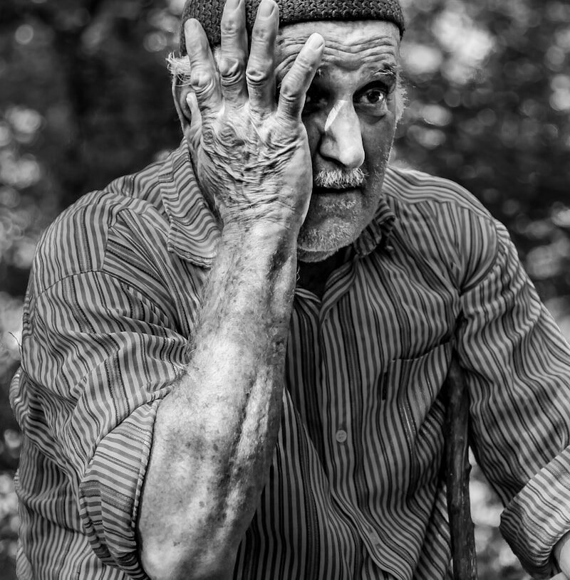 La symbolique de la migraine : Comprendre ses origines psychologiques et physiques 1 man in pinstriped long-sleeved shirt putting hand on face