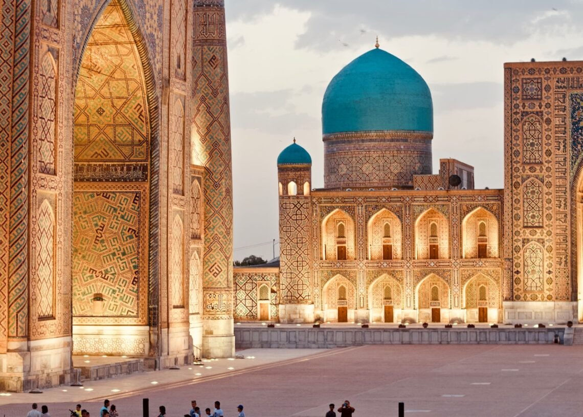 La route de la soie : étapes à ne pas manquer pour une aventure inoubliable 1 a large ornate building with a dome