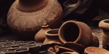 Poterie thérapeutique : modeler pour apaiser l'esprit 2 a pile of pottery sitting on top of a wooden table