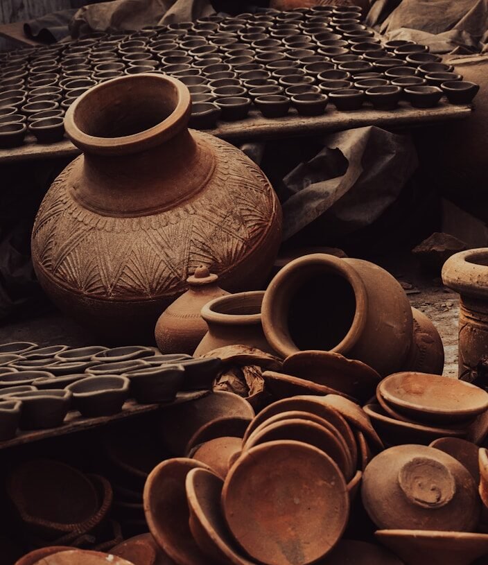 Poterie thérapeutique : modeler pour apaiser l'esprit 1 a pile of pottery sitting on top of a wooden table