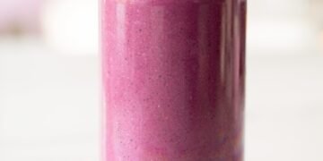 Smoothies verts d'hiver : Vitamines et chaleur en saison froide 5 a purple smoothie in a glass with a spoon