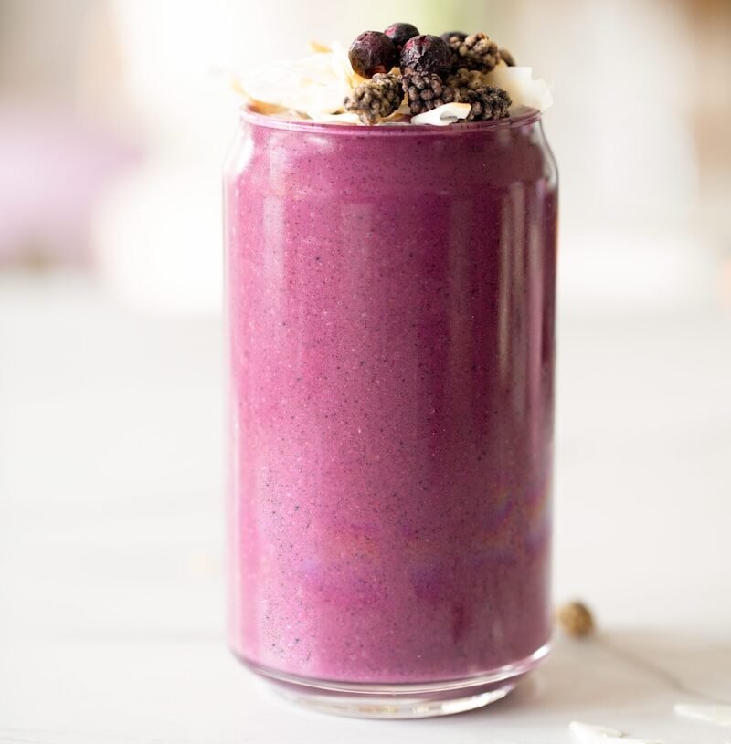 Smoothies verts d'hiver : Vitamines et chaleur en saison froide 1 a purple smoothie in a glass with a spoon