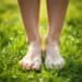Pieds et chevilles : symbolique de l’ancrage 7 Pieds nus dans la nature, ancrage et connexion — pieds chevilles symbolique ancrage