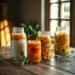 Probiotiques et microbiote : aliments fermentés essentiels 7 Aliments fermentés kéfir kombucha kimchi sur une table en bois — probiotiques microbiote